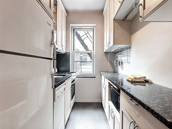 4th image of 661 Amsterdam Ave #4C