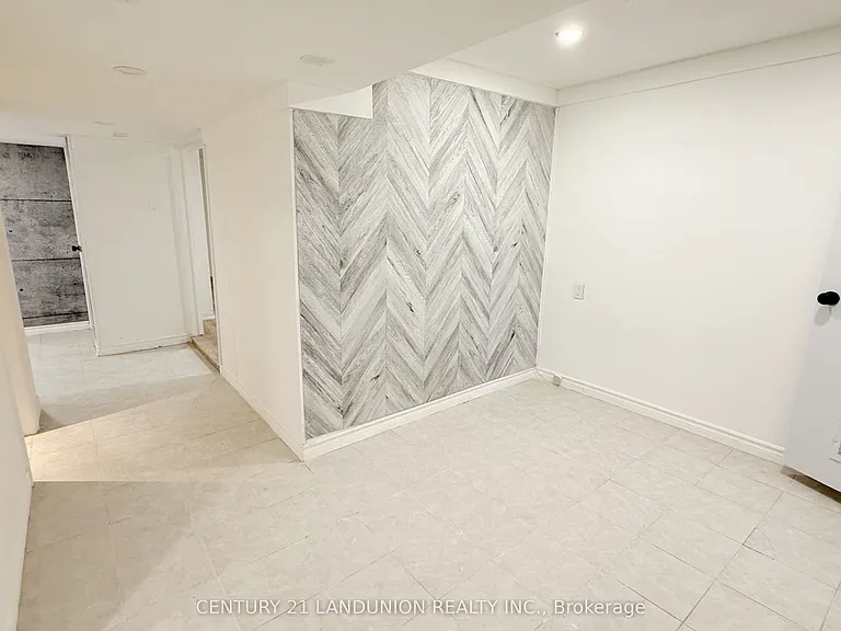 422 Lynett Cres — Photo 5