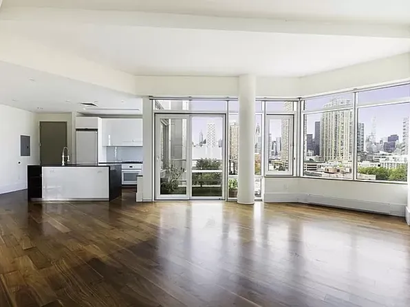 10-17 Jackson Avenue image 3 of 12