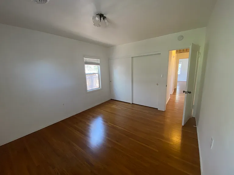 4646 Winona Ave — Photo 15