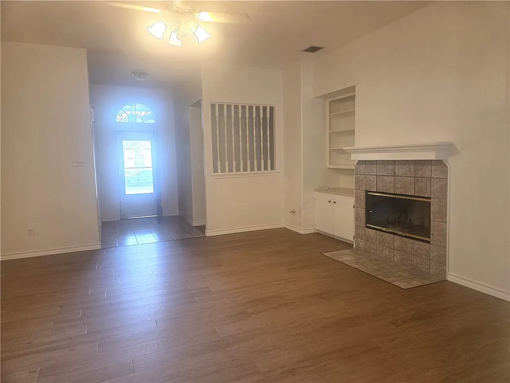 3 bed, 2.0 bath, 2015 sqft, $2,000 — Photo 2