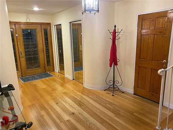 3rd image of 982 Gerry Ave
