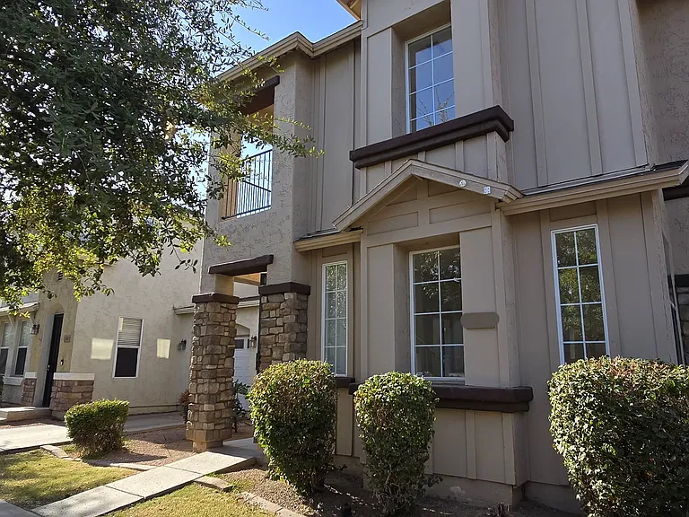 6622 W Polk St — Photo 2