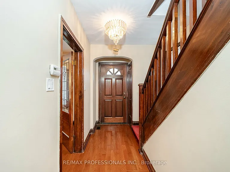 111 Keele St — Photo 3