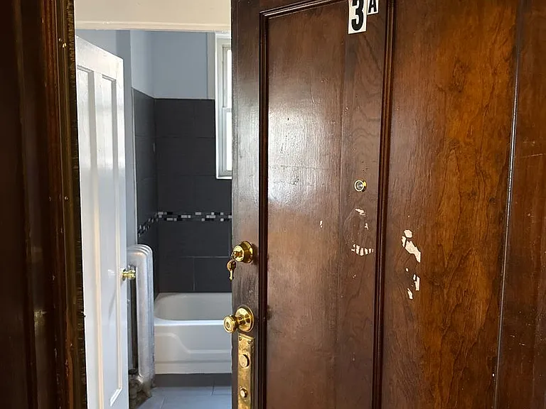 SPACIOUS 2 BEDROOM APARTMENTS AVAILABLE — Photo 73