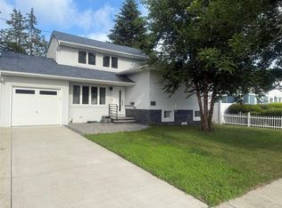 59 Cedar Dr, Farmingdale, NY 11735
