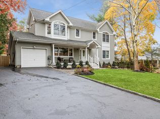 37 Averly Pl, Smithtown, NY 11787