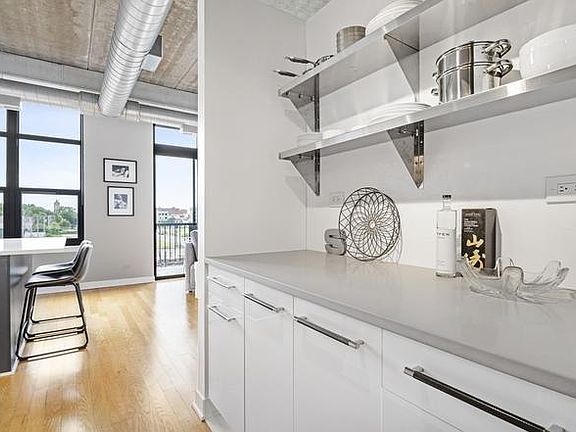 5th image of 833 W 15th Pl Unit 412