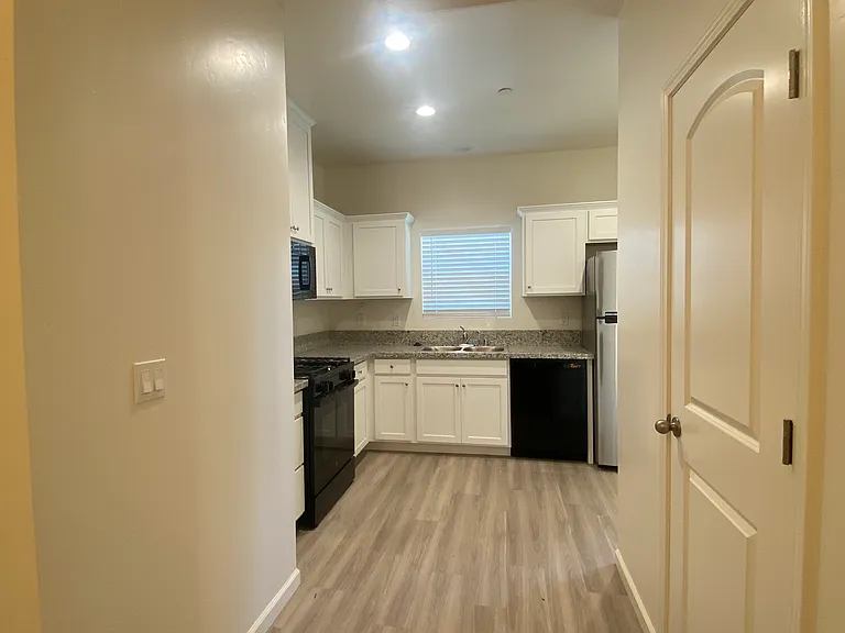 4106 E Kaweah Ave — Photo 5