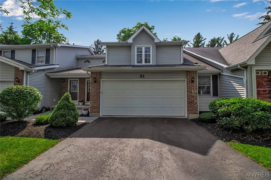 21 Towne Square Dr photo 1