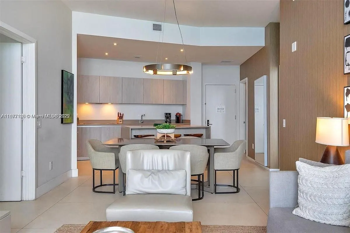 2 bed, 1250 sqft, $4,800 — Photo 2