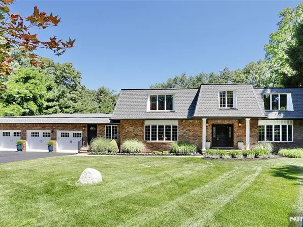 252 Bayberry Ln, Franklin Lakes, NJ 07417