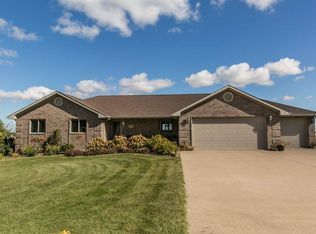 8423 Southern Hills Ct, Dubuque, IA 52003