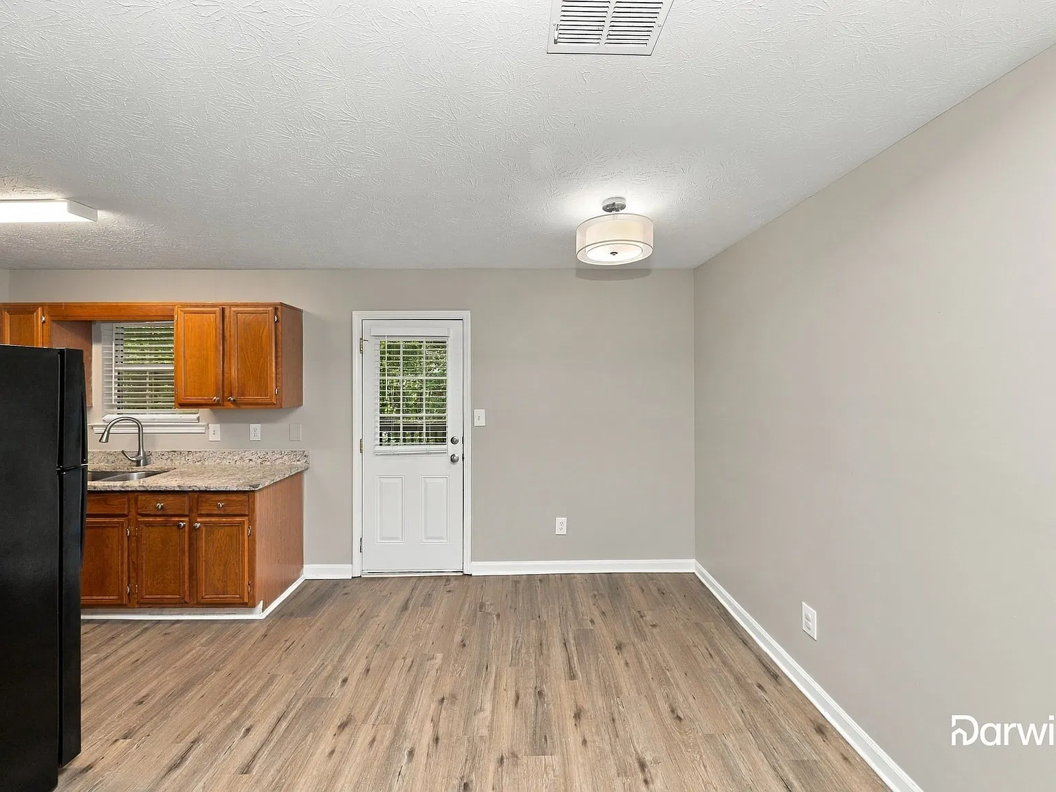 3 bed, 2.0 bath, 1092 sqft, $1,600 — Photo 3