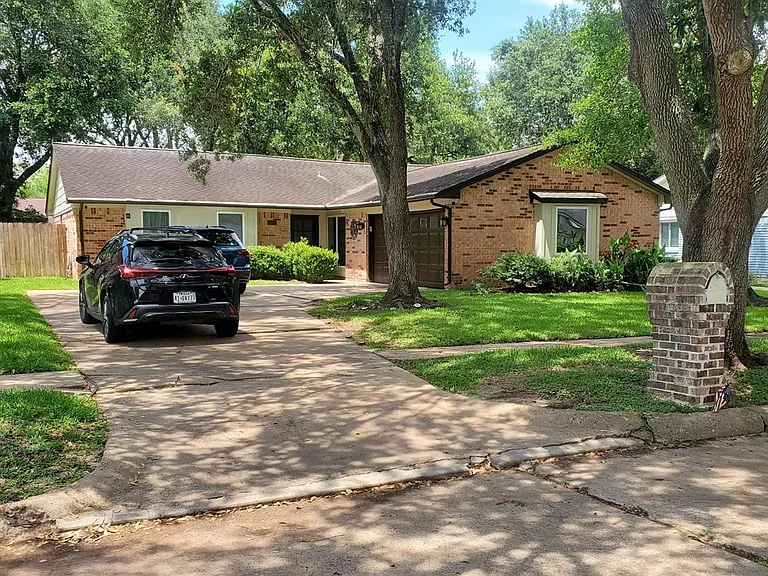 1910 Eastfield Dr — Photo 2