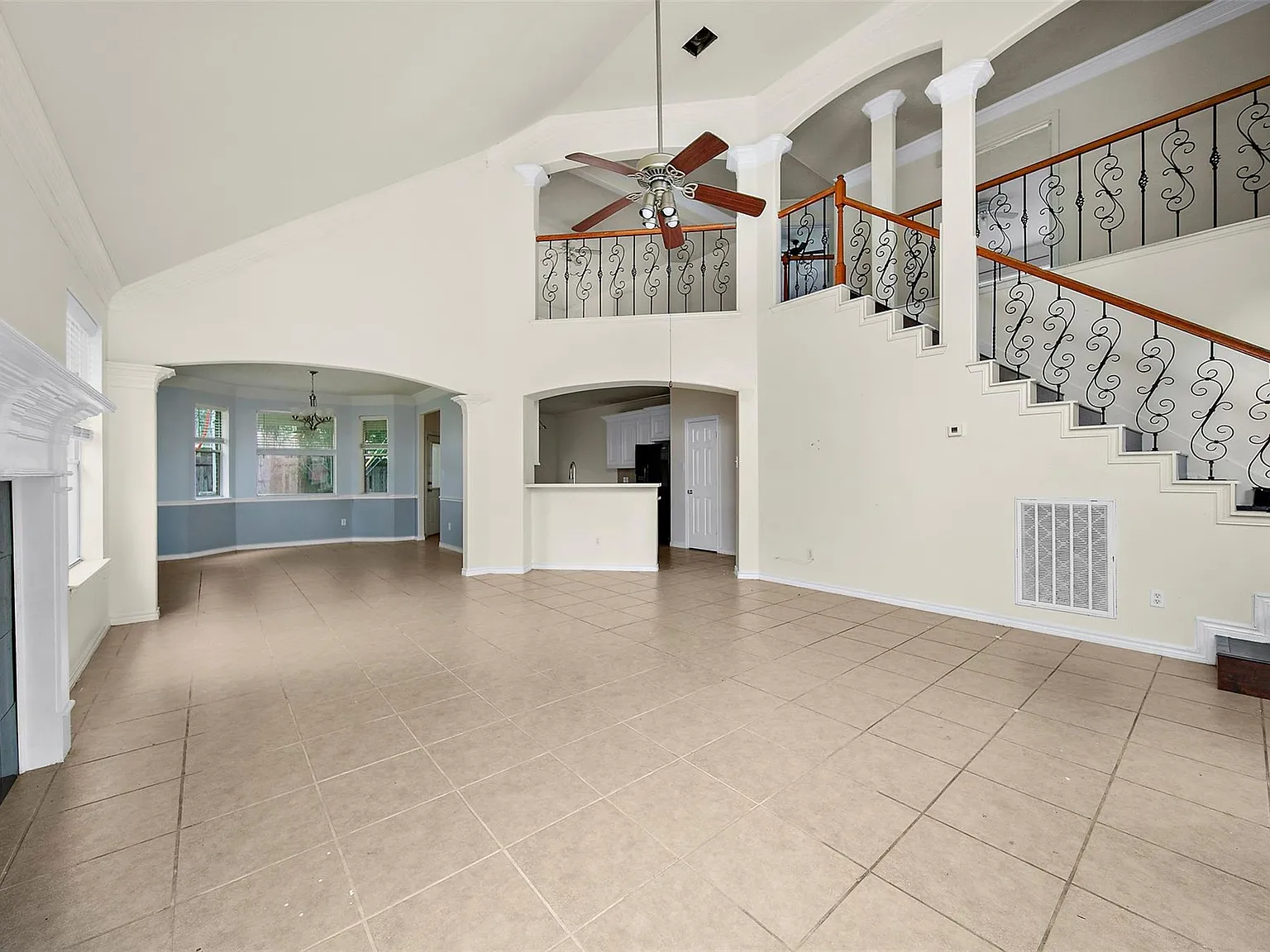 4 bed, 2.5 bath, 2943 sqft, $2,290 — Photo 2