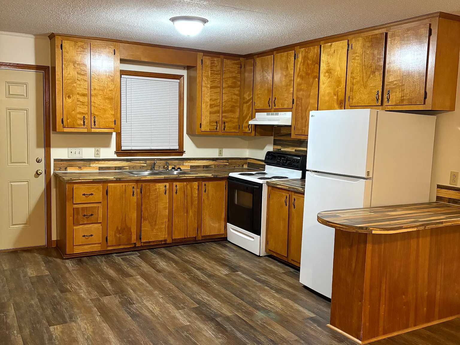 2 bed, 900 sqft, $1,300 — Photo 3