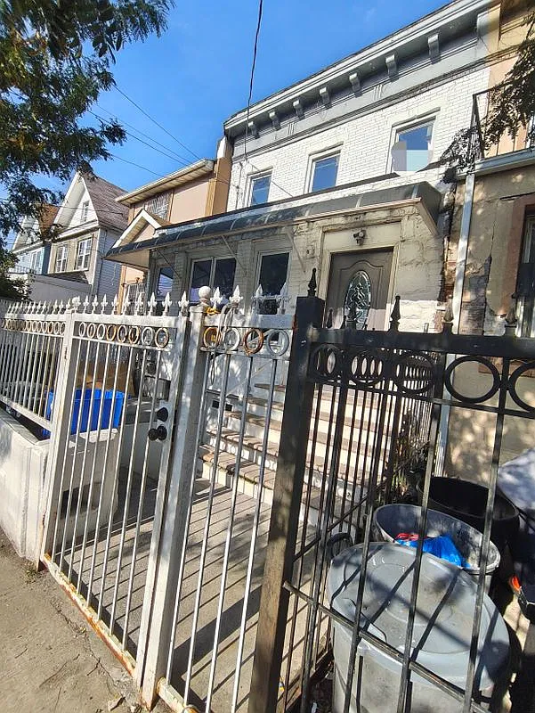 3 bed, 1.0 bath, 2000 sqft, $3,300 — Photo 1