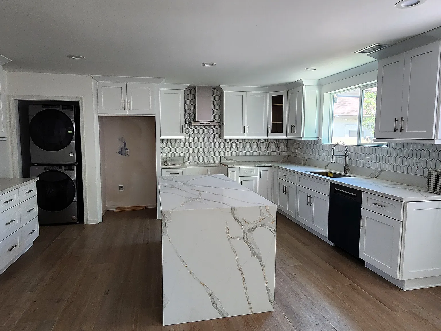 2 bed, 2.5 bath, 1200 sqft, $3,200 — Photo 2