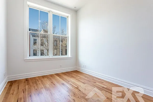 Rented by EXR | media 9