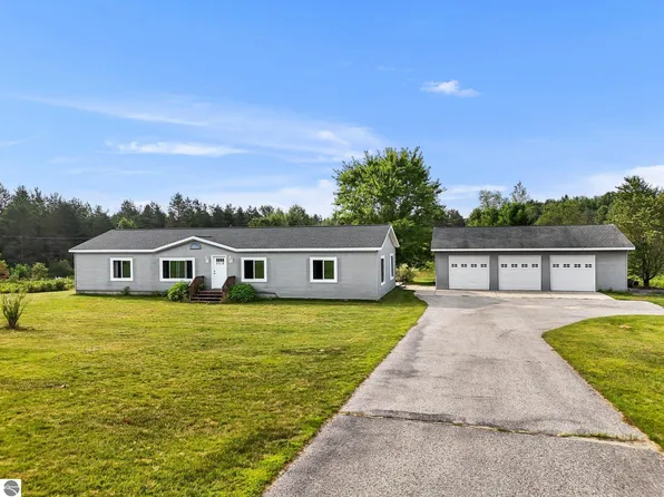 2518 W 32nd Rd, Cadillac, MI 49601