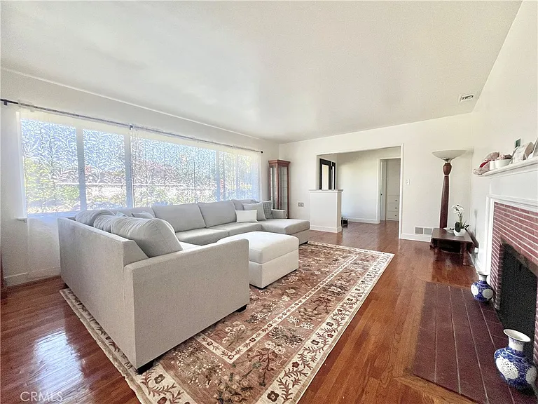729 N California St — Photo 4