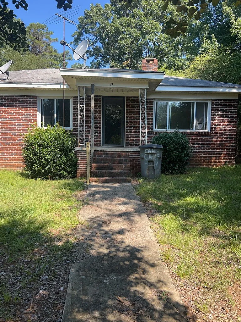 3 bed, 1.0 bath, 1092 sqft, $970 — Photo 1