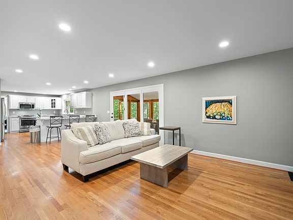 3rd image of 10 Fieldstone Way
