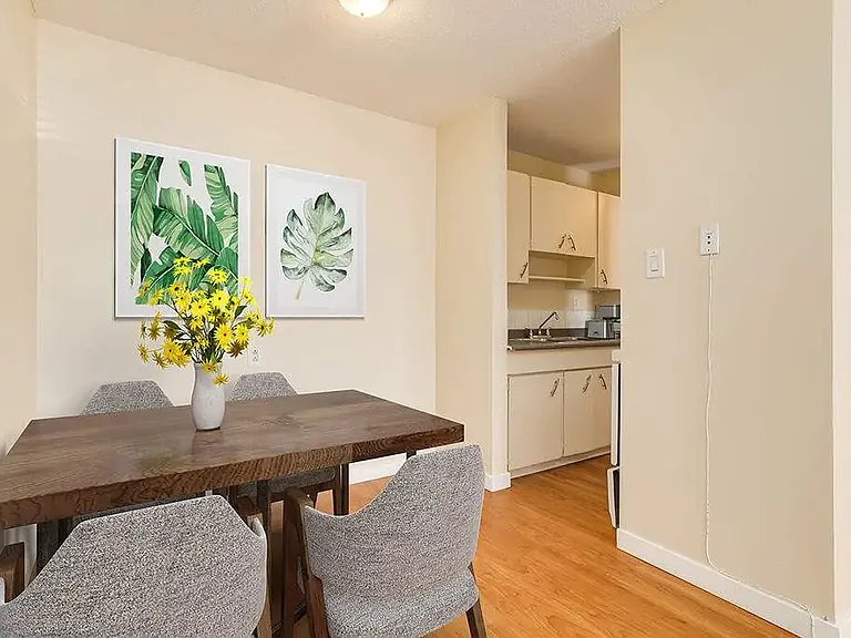 7315 Yellowhead Trl NW — Photo 3