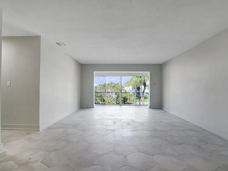 315 Venetian Dr #8 — Photo 9