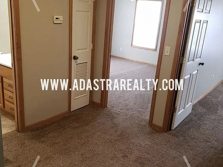 704 Meadow Ct — Photo 3