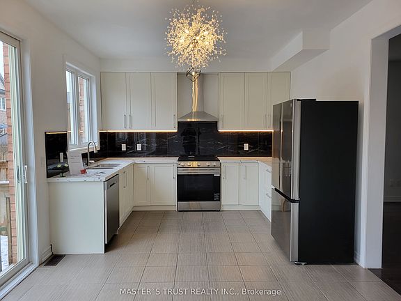 5th image of 11 Beacon Point St