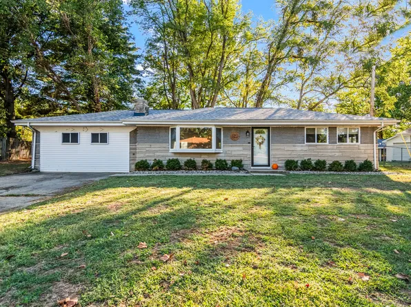 1 Birch Dr, Chatham, IL 62629
