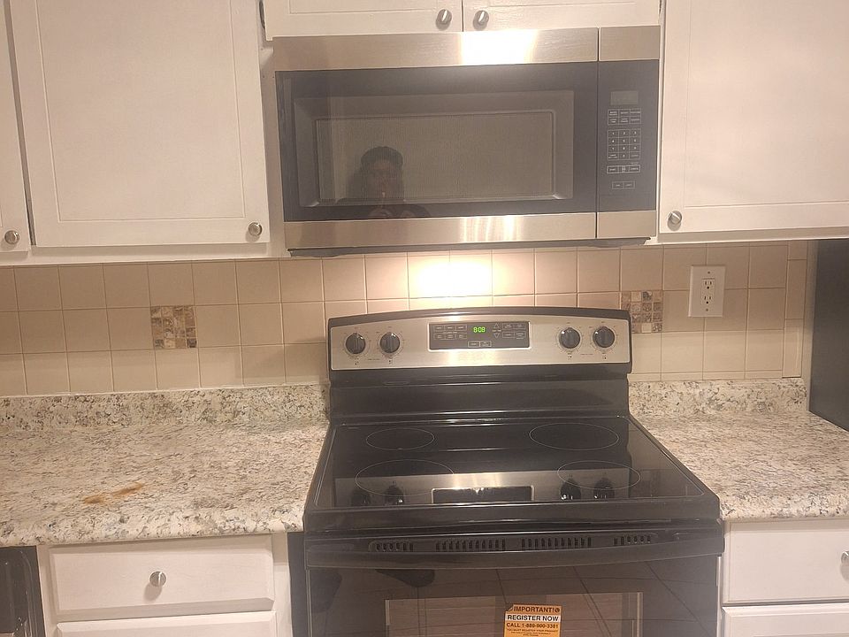 Kitchen. New Stove and Microwave.