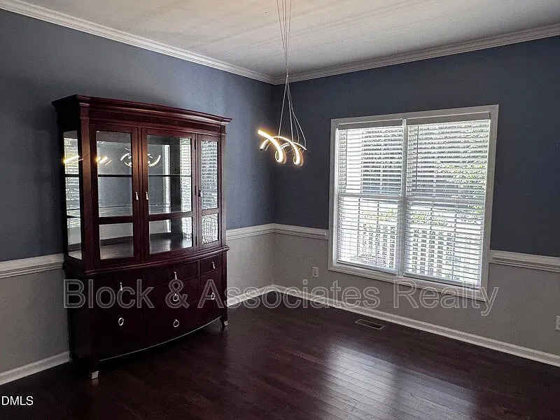 3 bed, 2.5 bath, 2900 sqft, $3,300 — Photo 3
