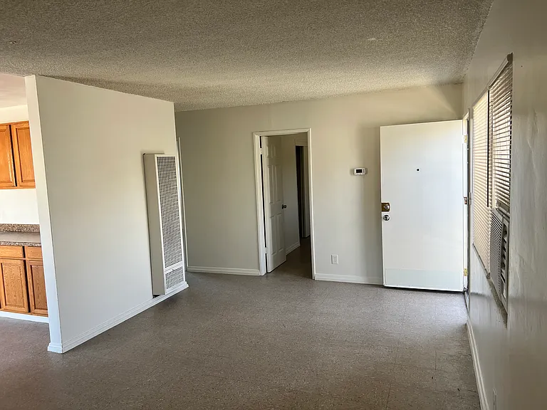147 N Victoria Ave — Photo 12