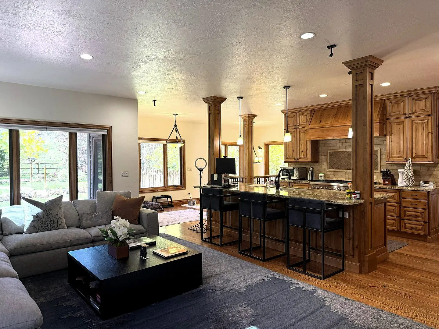 Silver Springs Home - 2 Car Garage - Large Backyard — Photo 2