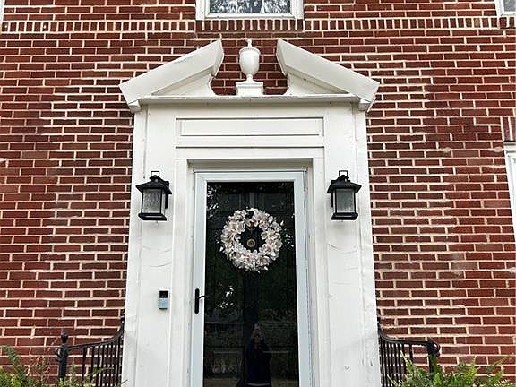 4th image of 921 Pleasant St