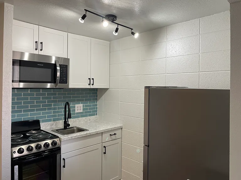 Remodeled, Top End UNM Area Studio Apts. in Great Community — Photo 6