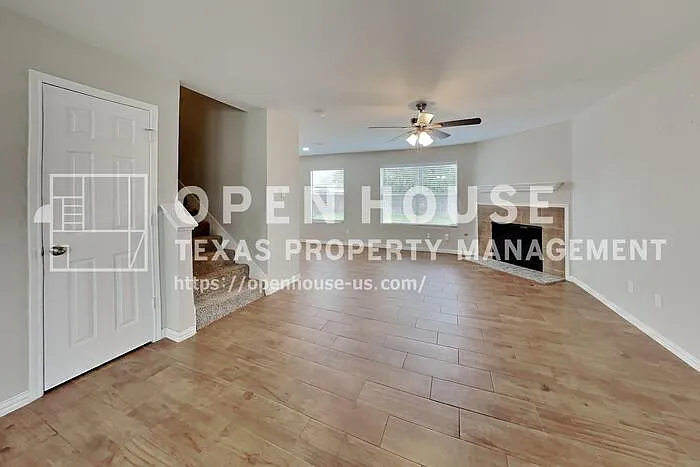 4 bed, 2.5 bath, 1920 sqft, $1,925 — Photo 3