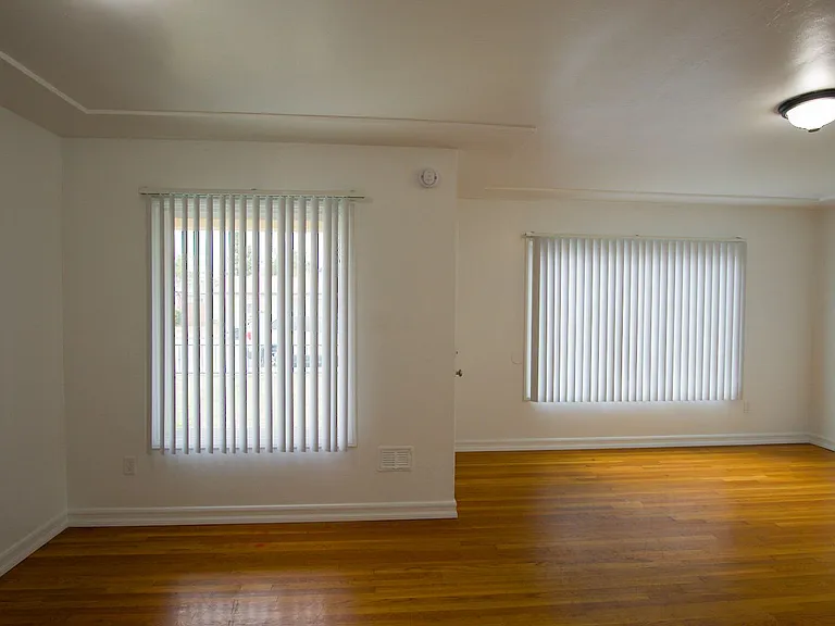 170-170 1/2 Garret Avenue — Photo 4