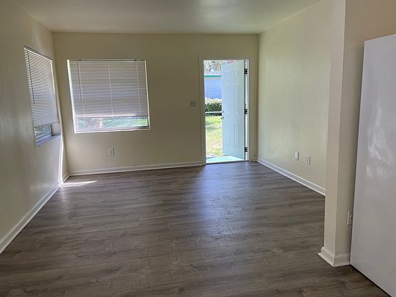 5th image of 810 Palm Bluff St Back 1/2