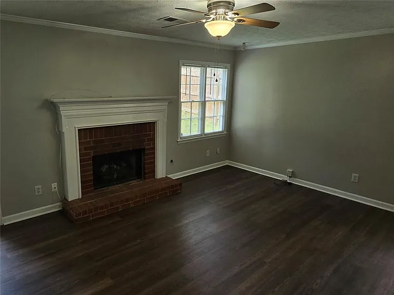 724 Jamie Way NE — Photo 5