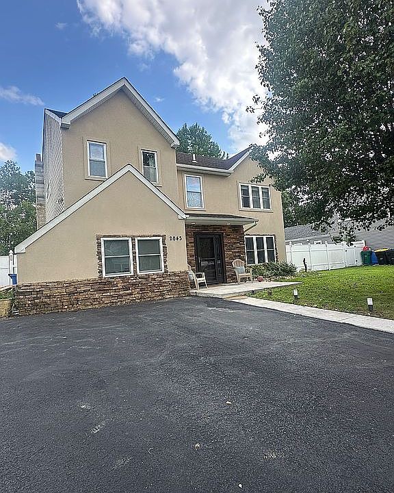 2nd image of 2043 Chatham Dr
