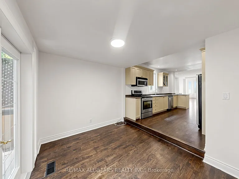 68 Macpherson Ave — Photo 13