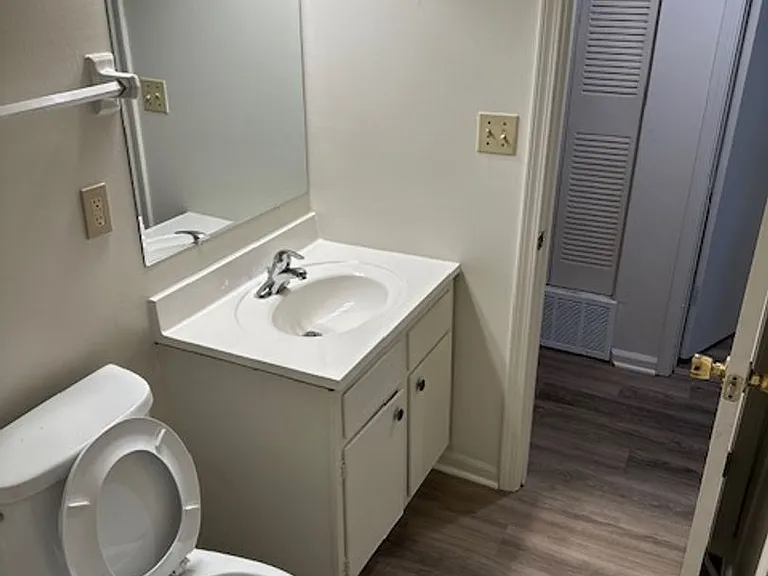 2309 W Broadway — Photo 24