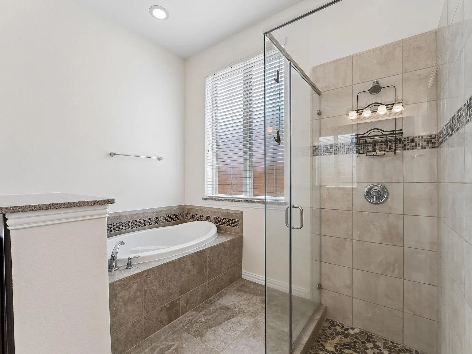 4 bed, 3.0 bath, 3462 sqft, $3,500 — Photo 3