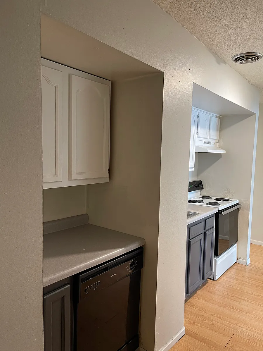 Building Photo - 515 E Burlington St #11