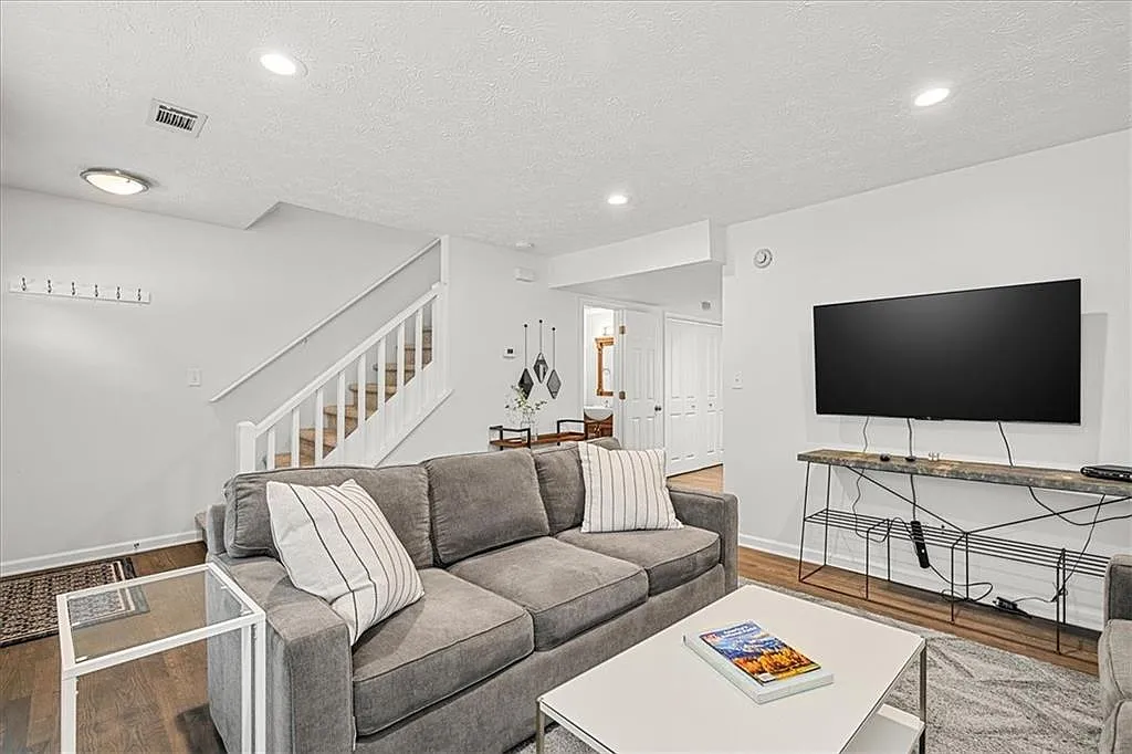 2 bed, 1.5 bath, 2240 sqft, $2,100 — Photo 4