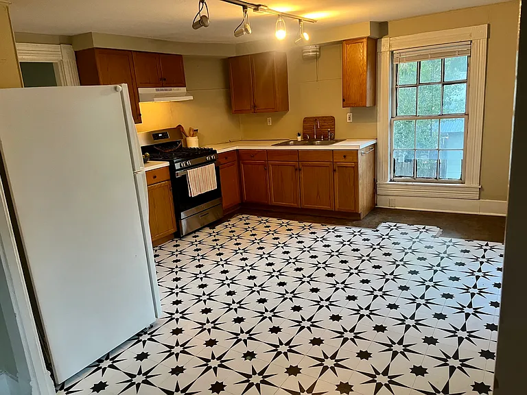 706 W 32nd St #B — Photo 12